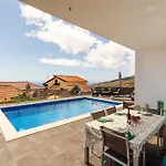 Roraima House - Private Pool & Garden Feriehus *